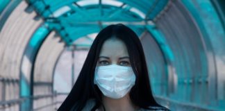 WHO: W pewnych sytuacjach noszenie masek może spowolnić rozwój epidemii