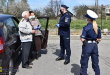 Wieliczka-Gdów. Policjanci rozdawali maseczki kupione przez samorządy