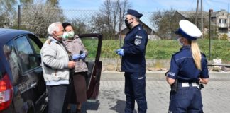 Wieliczka-Gdów. Policjanci rozdawali maseczki kupione przez samorządy