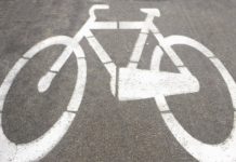 Rowerzystka zderzyła się z psem i złamała kręgosłup. Świadek nie wezwał pomocy i odjechał