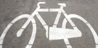 Rowerzystka zderzyła się z psem i złamała kręgosłup. Świadek nie wezwał pomocy i odjechał