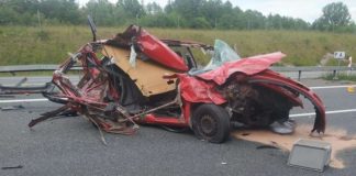 Wypadek na A4. Osobówka wjechała w ciężarówkę. Jedna osoba ranna – ZDJĘCIA