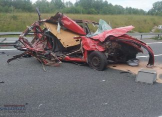 Wypadek na A4. Osobówka wjechała w ciężarówkę. Jedna osoba ranna – ZDJĘCIA