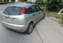 Ford uderzył w betonowy słupek. Kierowca miał ponad 3 promile