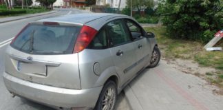 Ford uderzył w betonowy słupek. Kierowca miał ponad 3 promile