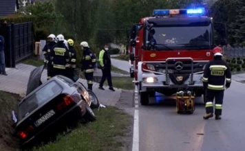 W Brzeźnicy pijany kierowca zepchnął rowerzystów do rowu. Inny rozbił auto w Trzcianie
