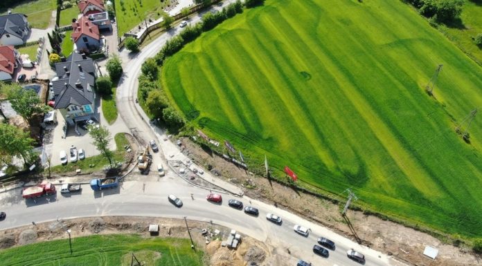 Remont na ul. Wiśnickiej. Mocno zawężony skręt w ul. Strzelecką – ZDJĘCIA