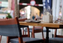 Rzecznik rządu: „Nie możemy w tej chwili podjąć decyzji o otwarciu restauracji i branży fitness”