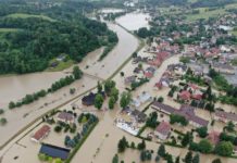POWÓDŹ W ŁAPANOWIE. Stradomka zalała centrum miejscowości – ZDJĘCIA