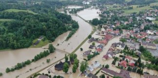POWÓDŹ W ŁAPANOWIE. Stradomka zalała centrum miejscowości – ZDJĘCIA