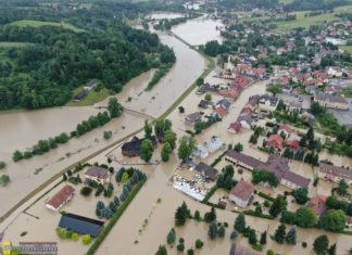 POWÓDŹ W ŁAPANOWIE. Stradomka zalała centrum miejscowości – ZDJĘCIA