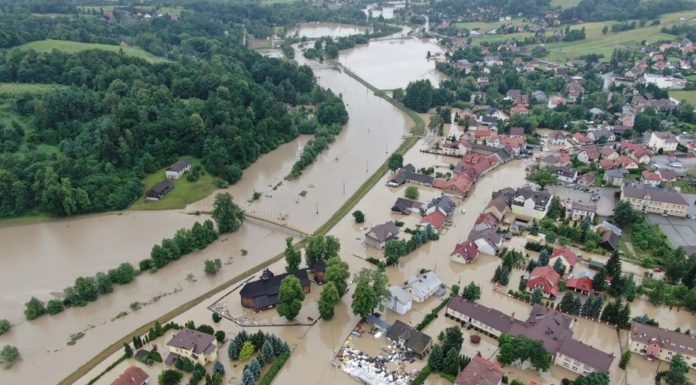 POWÓDŹ W ŁAPANOWIE. Stradomka zalała centrum miejscowości – ZDJĘCIA