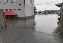 Bochnia. Woda przerwała wał na potoku Chodenickim