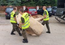 Małopolscy terytorialsi pomagają usuwać skutki powodzi w Łapanowie