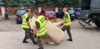 Małopolscy terytorialsi pomagają usuwać skutki powodzi w Łapanowie