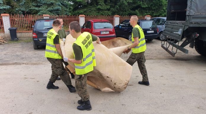 Małopolscy terytorialsi pomagają usuwać skutki powodzi w Łapanowie