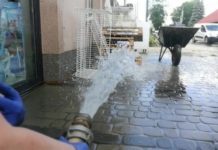 Wielkie sprzątanie po powodzi w Łapanowie – WIDEO