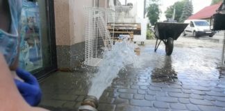 Wielkie sprzątanie po powodzi w Łapanowie – WIDEO