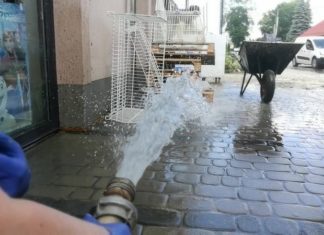 Wielkie sprzątanie po powodzi w Łapanowie – WIDEO