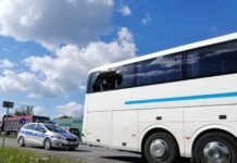 Brzesko. Pasażer autokaru wybił szybę i wyskoczył z pojazdu – zobacz WIDEO