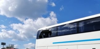 Brzesko. Pasażer autokaru wybił szybę i wyskoczył z pojazdu – zobacz WIDEO