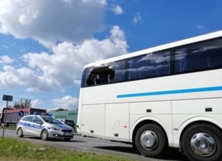 Brzesko. Pasażer autokaru wybił szybę i wyskoczył z pojazdu – zobacz WIDEO