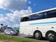 Brzesko. Pasażer autokaru wybił szybę i wyskoczył z pojazdu – zobacz WIDEO