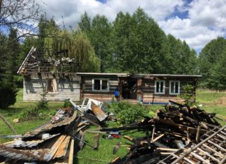 Dąbrówka. Kobiety straciły dom w pożarze. Lokalna społeczność chce go odbudować