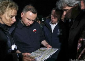 Powódź. Prezydent Andrzej Duda odwiedził zalany Łapanów. Mówił o budowie wałów: „Trzeba tę sprawę załatwić”