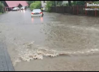 Bochnia. Podczas ulewy ul. Brzeźnicka zamieniła się w rzekę – WIDEO