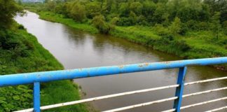 Świadek uratował samobójcę, który skoczył z mostu do Raby