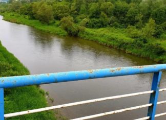 Świadek uratował samobójcę, który skoczył z mostu do Raby
