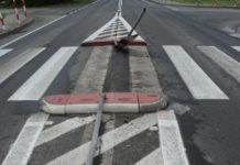 Stracił panowanie nad pojazdem i ściął dwa znaki drogowe