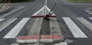 Stracił panowanie nad pojazdem i ściął dwa znaki drogowe