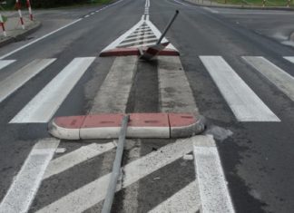 Stracił panowanie nad pojazdem i ściął dwa znaki drogowe
