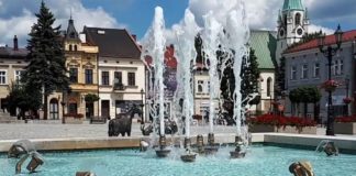 Brzesko. Fontanna na rynku już działa – WIDEO