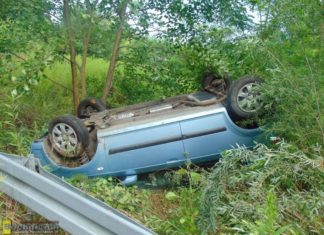 19-latka wracała w nocy samochodem z imprezy, dachowała, po czym… zostawiła pojazd