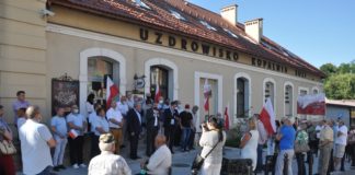 Bochnia. Kilkadziesiąt osób na wiecu poparcia dla Andrzeja Dudy – ZDJĘCIA i WIDEO