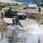 Wojsko buduje most pontonowy na granicy powiatu bocheńskiego – WIDEO z drona