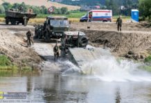 Wojsko buduje most pontonowy na granicy powiatu bocheńskiego – WIDEO z drona