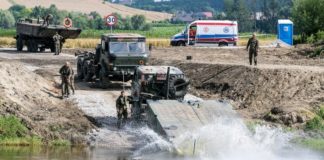 Wojsko buduje most pontonowy na granicy powiatu bocheńskiego – WIDEO z drona