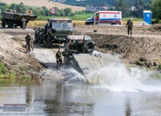 Wojsko buduje most pontonowy na granicy powiatu bocheńskiego – WIDEO z drona
