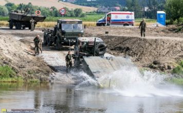 Wojsko buduje most pontonowy na granicy powiatu bocheńskiego – WIDEO z drona