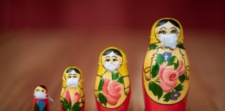 AP: Rosjanie sieją dezinformację nt. koronawirusa w USA