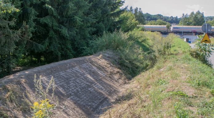 Bochnia. Uszkodzony wał przeciwpowodziowy na Potoku Chodenickim już naprawiony