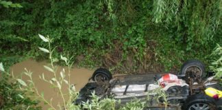 Królówka. Samochód dachował w potoku. Kierowcy pomógł świadek wypadku