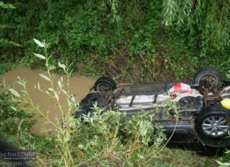 Królówka. Samochód dachował w potoku. Kierowcy pomógł świadek wypadku