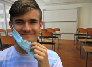 W szkole uczniowie bez maseczek. Dlaczego? „Klasy są zamkniętymi zbiorowiskami”