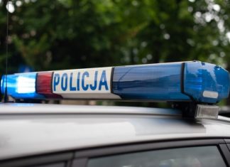 Nietrzeźwy kierowca uciekał przed policją. Został zatrzymany na swojej posesji