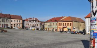 Kostka ściągnięta z rynku w Bochni jako symboliczna cegiełka?